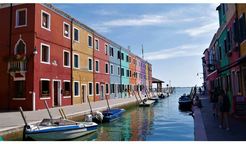 Murano, Burano & Torcello: Afternoon Boat Tour + Glass-blowing Demonstration