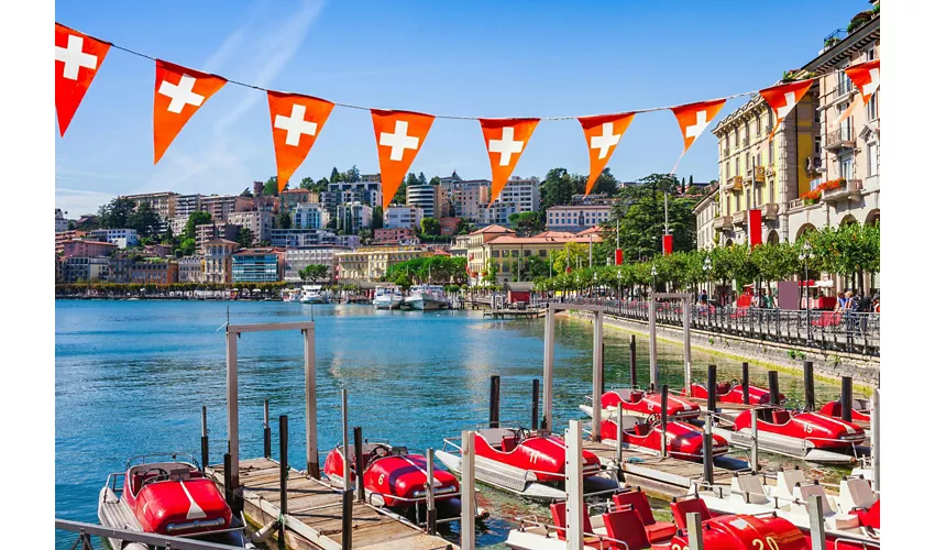 Como, Lugano e Bellagio: crociera privata in barca da Milano