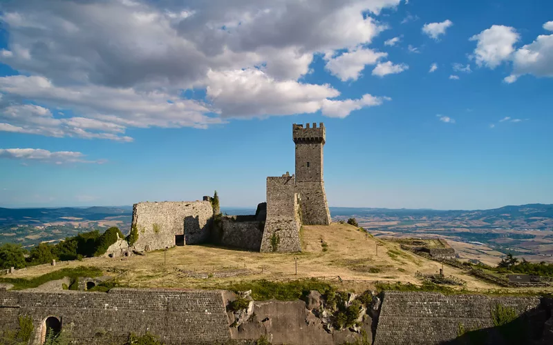 Radicofani y su fortaleza: entre mito, piedra y paisaje