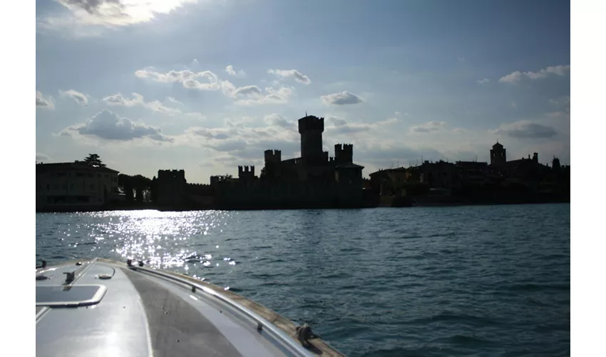 Lago di Garda: Tour in Barca di 25 Minuti della Penisola da Sirmione