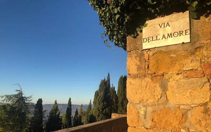 Passeggiate, panorami e silenzi: l’amore in Val d’Orcia.