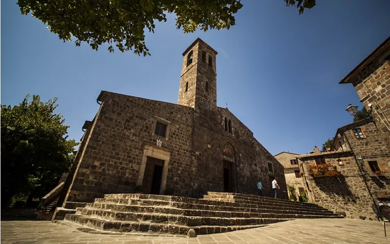 La Chiesa di San Pietro a Radicofani e le terrecotte robbiane: quando l’arte illumina la fede