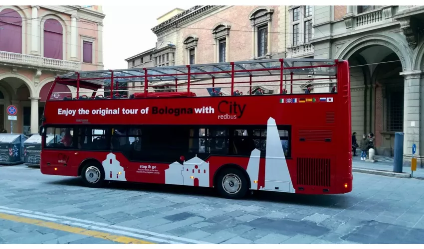 Autobús Rojo de la Ciudad de Bolonia y Expreso de San Luca: Billete combinado con degustación de comida