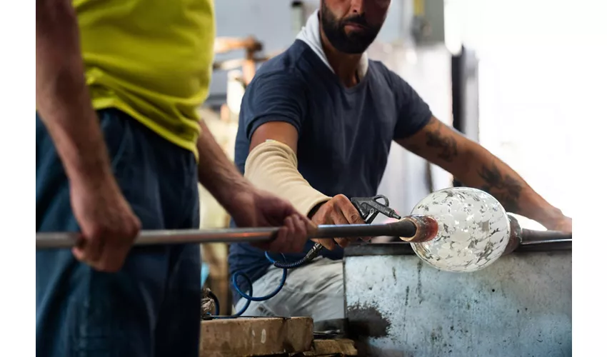 Murano & Burano: Guided boat Tour from Murano with Glass Blowing Factory