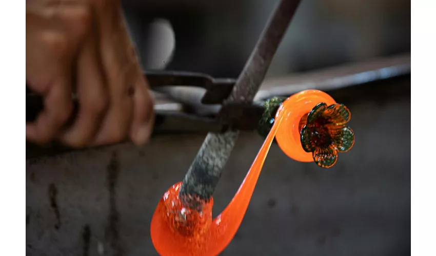 Murano & Burano: Guided boat Tour from Murano with Glass Blowing Factory