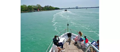 Murano und Burano: Bootstour + Glasbläserdemo vom Bahnhof aus