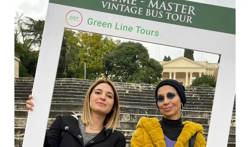 Roma: Tour audio-guidato con bus aperto d'epoca + cibo di strada