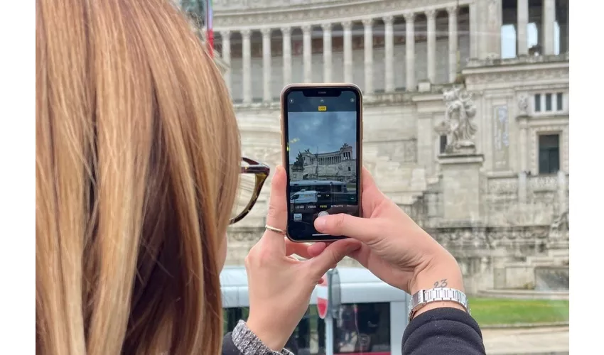 Roma: Tour audio-guidato con bus aperto d'epoca + cibo di strada