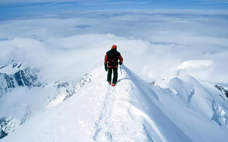 alpino su monte innevato