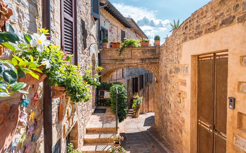 Un callejón en el centro histórico de una ciudad