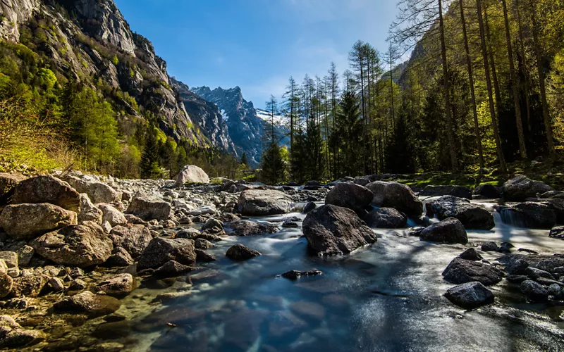 Torrente en Valle de Mello en Lombardía