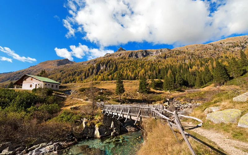 Wanderung zur Schutzhütte des Val di Fumo, um die bunten Blätter zu bewundern