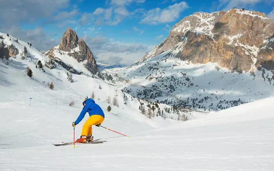 estación de esquí de Cortina d'ampezzo cubierta de nieve