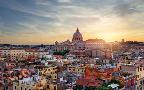 Vista su Roma e Città del Vaticano al tramonto