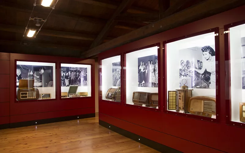 Museo della Radio d'Epoca en Cison di Valmarino, bandera naranja del TCI