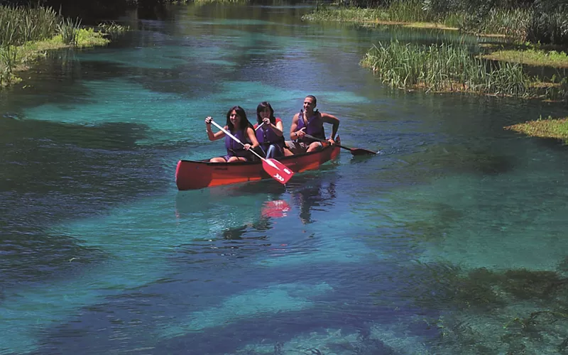 Paddeln auf dem kristallklaren Wasser des Flusses Tirino