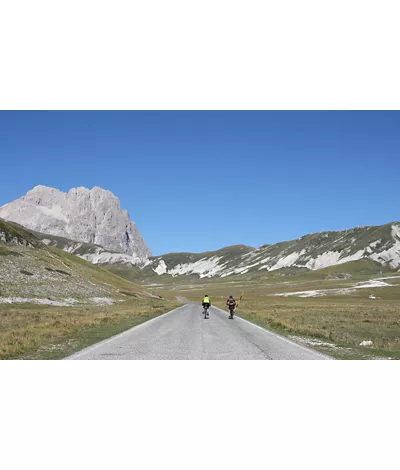 Abruzzo on pedals: from Castel del Monte to Campo Imperatore