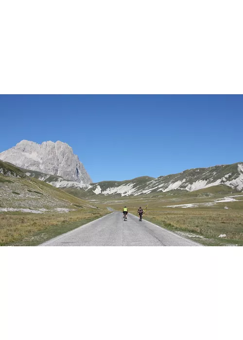 Abruzzo on pedals: from Castel del Monte to Campo Imperatore
