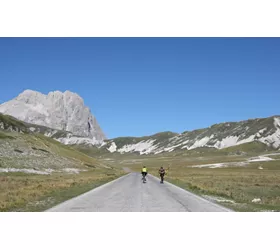 Recorriendo los Abruzos en bicicleta de Castel del Monte a Campo Imperatore