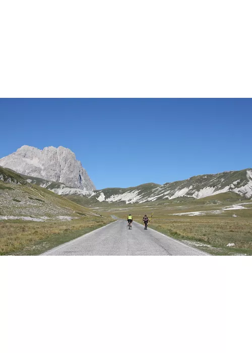 Recorriendo los Abruzos en bicicleta de Castel del Monte a Campo Imperatore