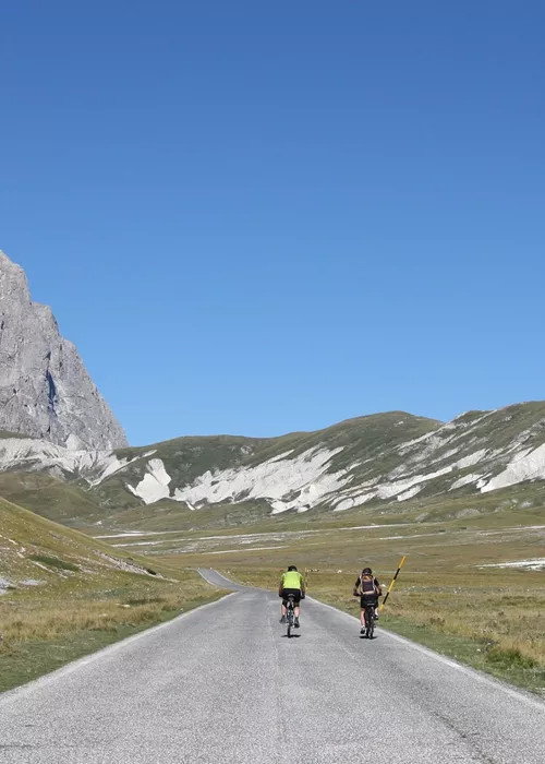Recorriendo los Abruzos en bicicleta de Castel del Monte a Campo Imperatore