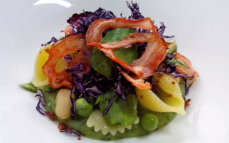 La ricetta creativa: consistenze di pasta e dell’orto 