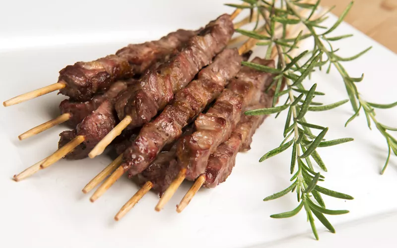 Productos típicos de Abruzos: arrosticini y vinos 