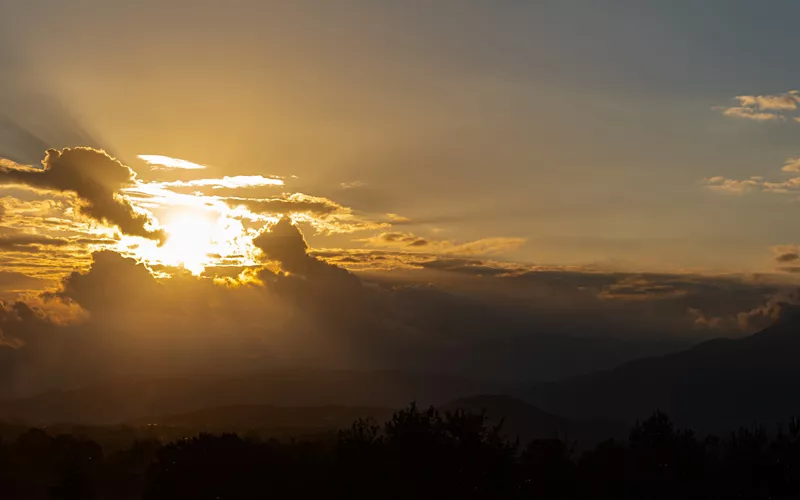 Paisaje De Otoño Invierno, Los Rayos Del Sol Naciente Y La Primera