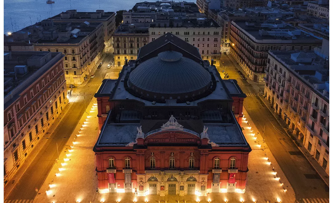 Teatro Petruzzelli di sera