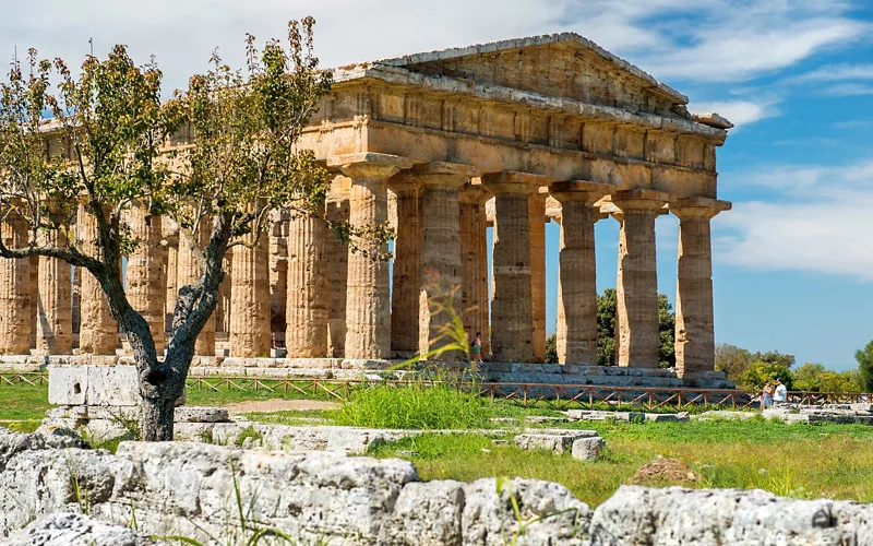 Rovine di un tempio greco a Paestum in Campania
