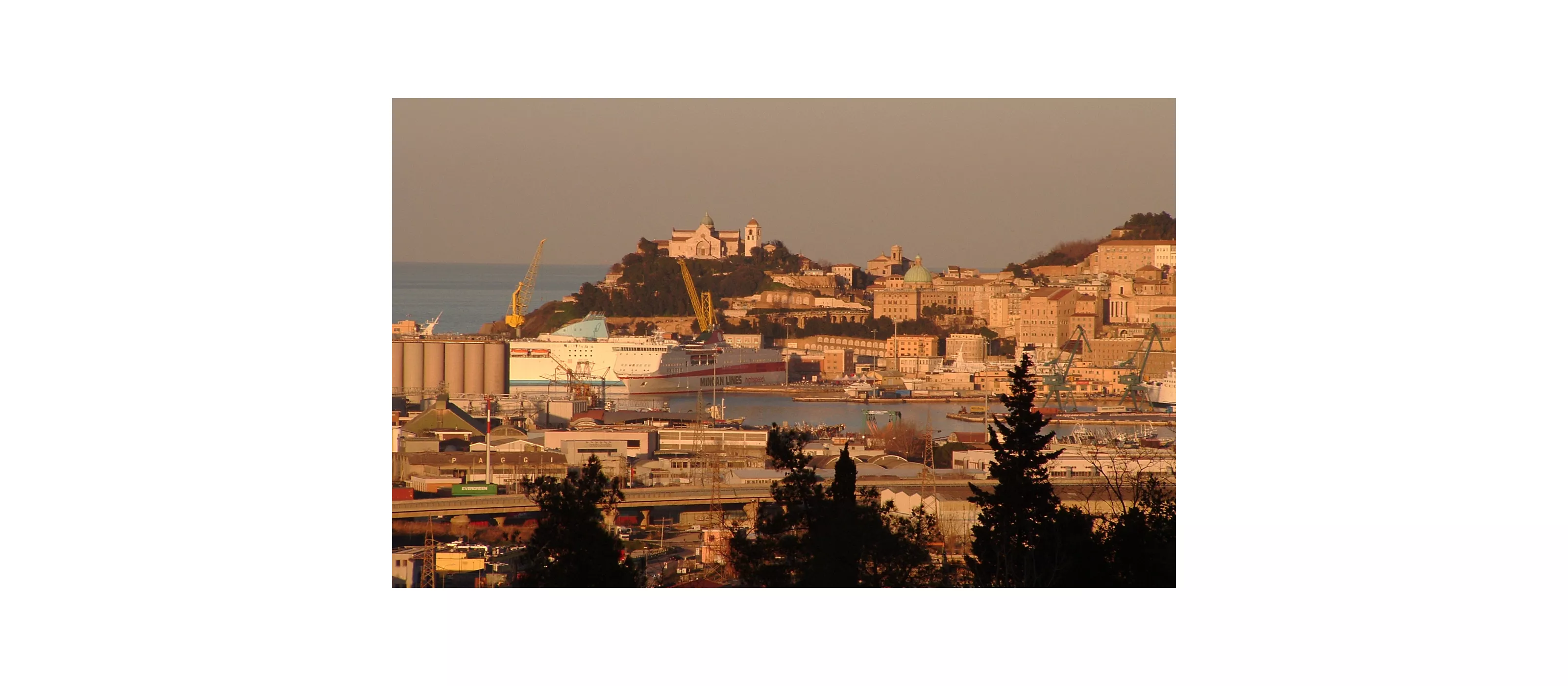 Ancona en scooter eléctrico: desde la Mole hasta los parques y las playas