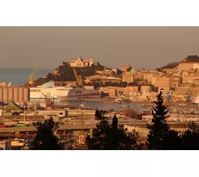 Ancona mit dem Elektroroller: von der Mole Vanvitelliana zu den Parks und Stränden