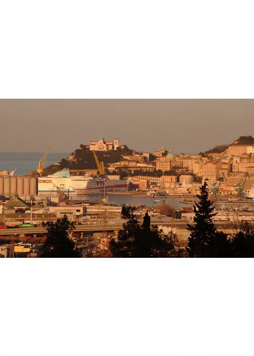 Ancona em scooter elétrica: da Mole aos Parques e às praias