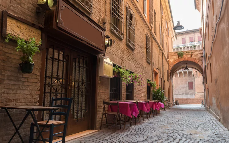 Calle del centro de Ferrara