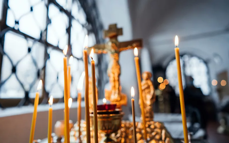 Velas dentro de una iglesia