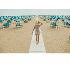 Reise zur Entdeckung der Küstenarchitektur von Rimini