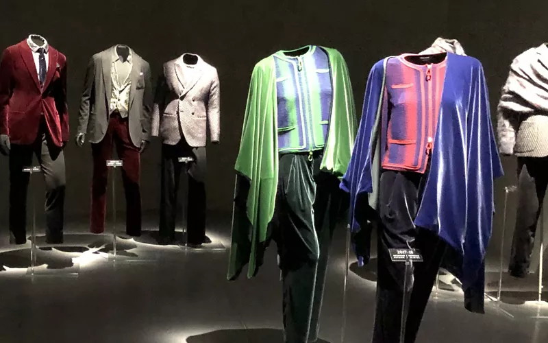 Esposizione di abiti di moda