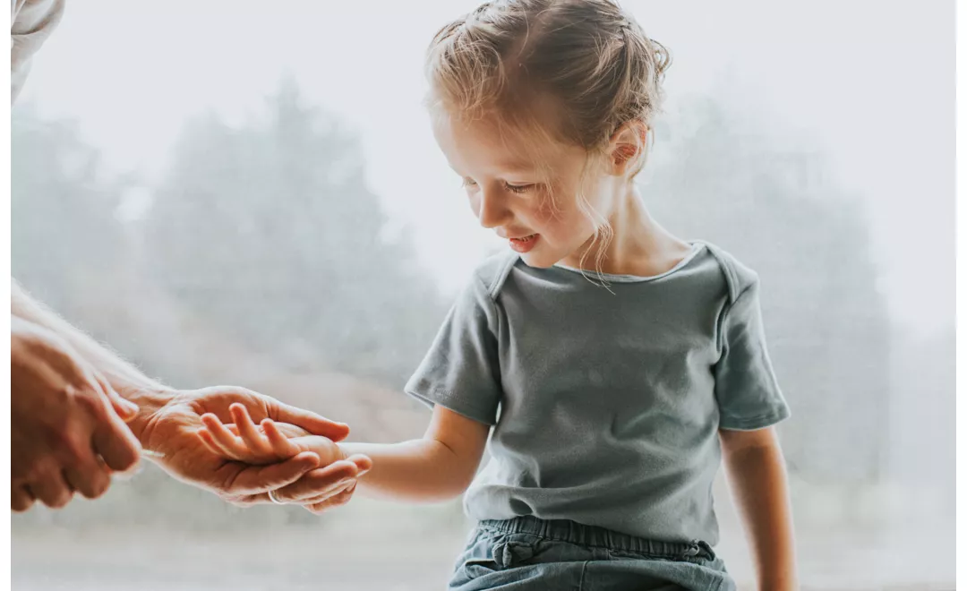 Una bambina viene visitata dal medico