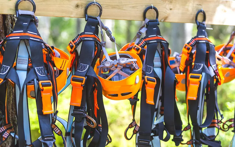 Ausgestattet mit Helm, Karabinerhaken und … viel Mut