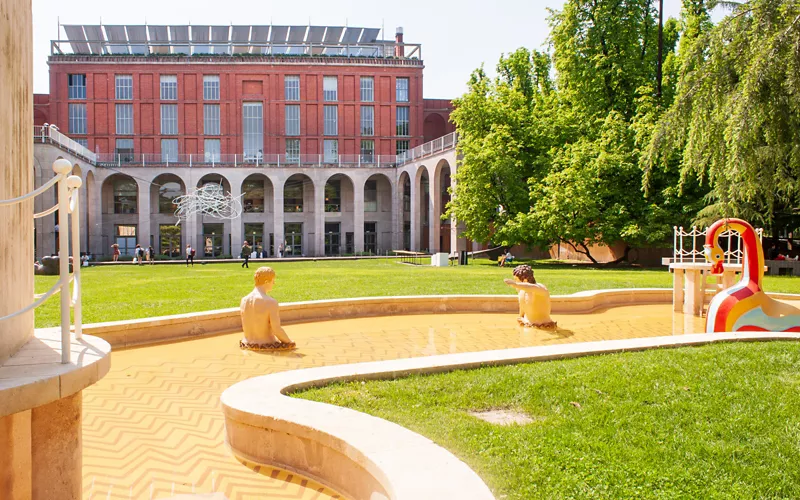 Draußen befinden sich die Bagni Misteriosi (Das geheimnisvolle Bad) von de Chirico