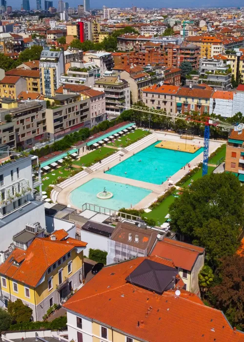 I bagni misteriosi, la piscina-teatro più esclusiva di Milano, oasi nell’estate metropolitana