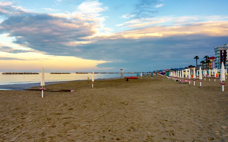 Blaue Flagge und jahrhundertealte Palmen