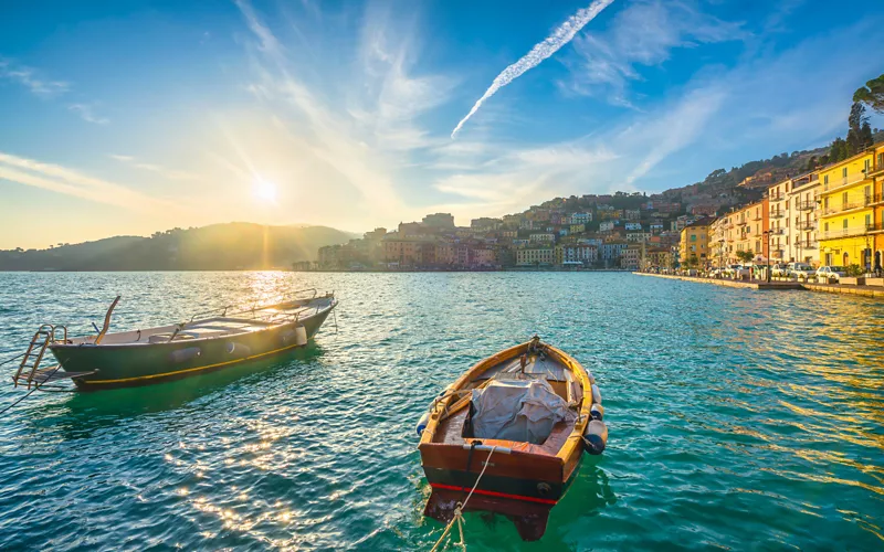 Dos barcos en Porto Santo Stefano en Toscana