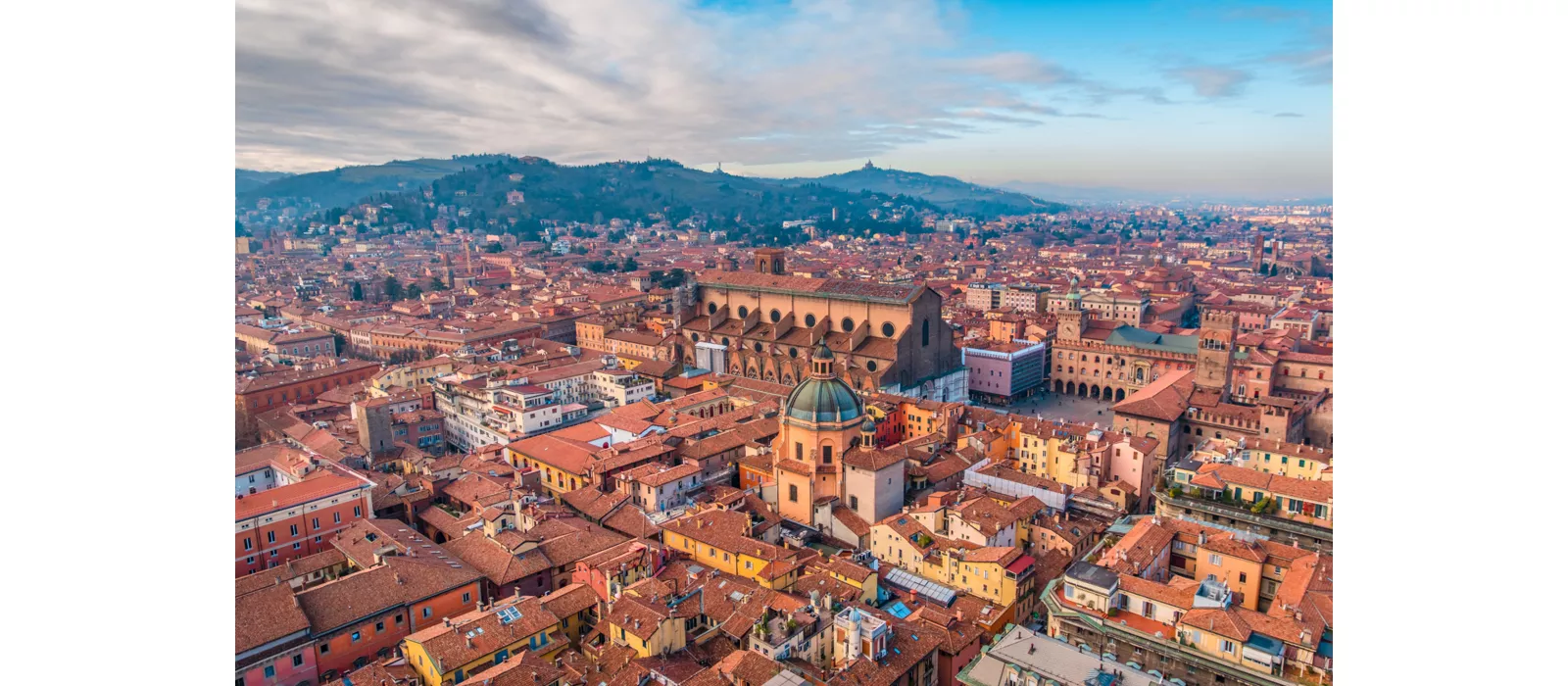 Vista su Bologna dall'alto