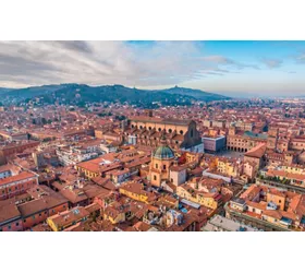 Vista su Bologna dall'alto