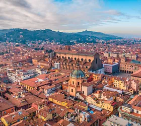 Vista su Bologna dall'alto