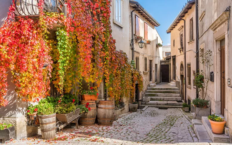 Viajar a través de íntimos pueblos de montaña