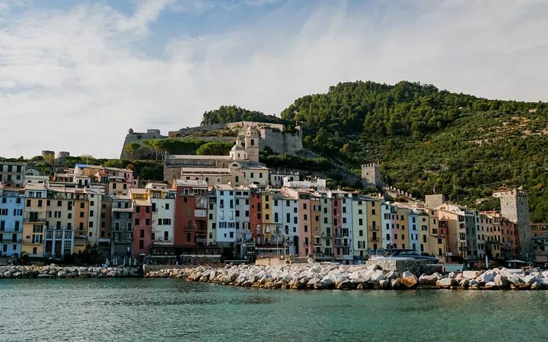 Portovenere: case color pastello e un arcipelago verde