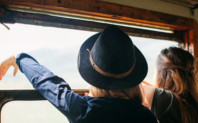 Viajar en autobús o en tren con amigos es ecológico