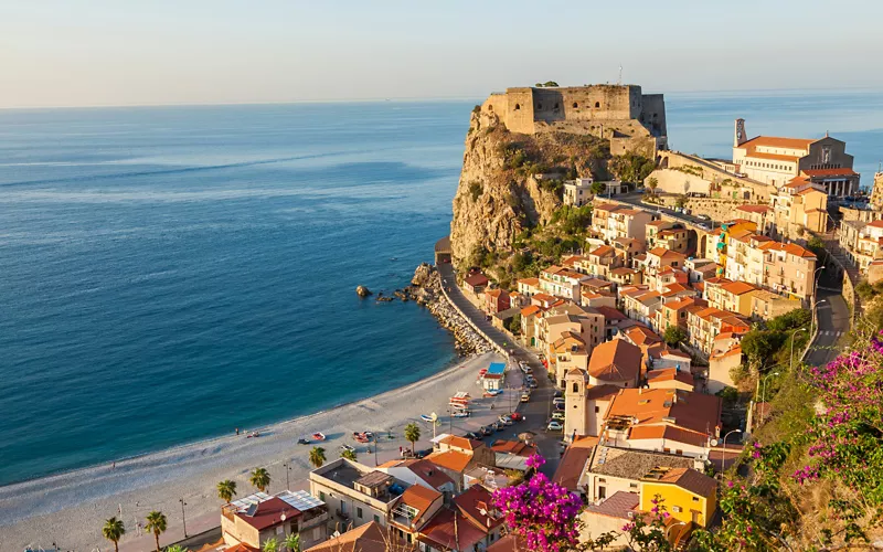 Castello di fronte al mare